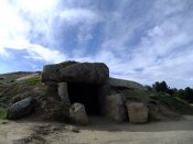 Dolmen de Menga, jeden z nejvetsich a nejstarsich evropskych dolmenu (vznik kolem roku 2500 př. n. l.) , delka 25 m, výška 4 m, 32 desek